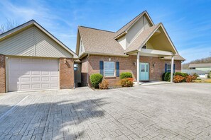 House (4 Bedrooms) | Interior - Lake Cumberland Home w/ Hot Tub & Game Room (Bronston)