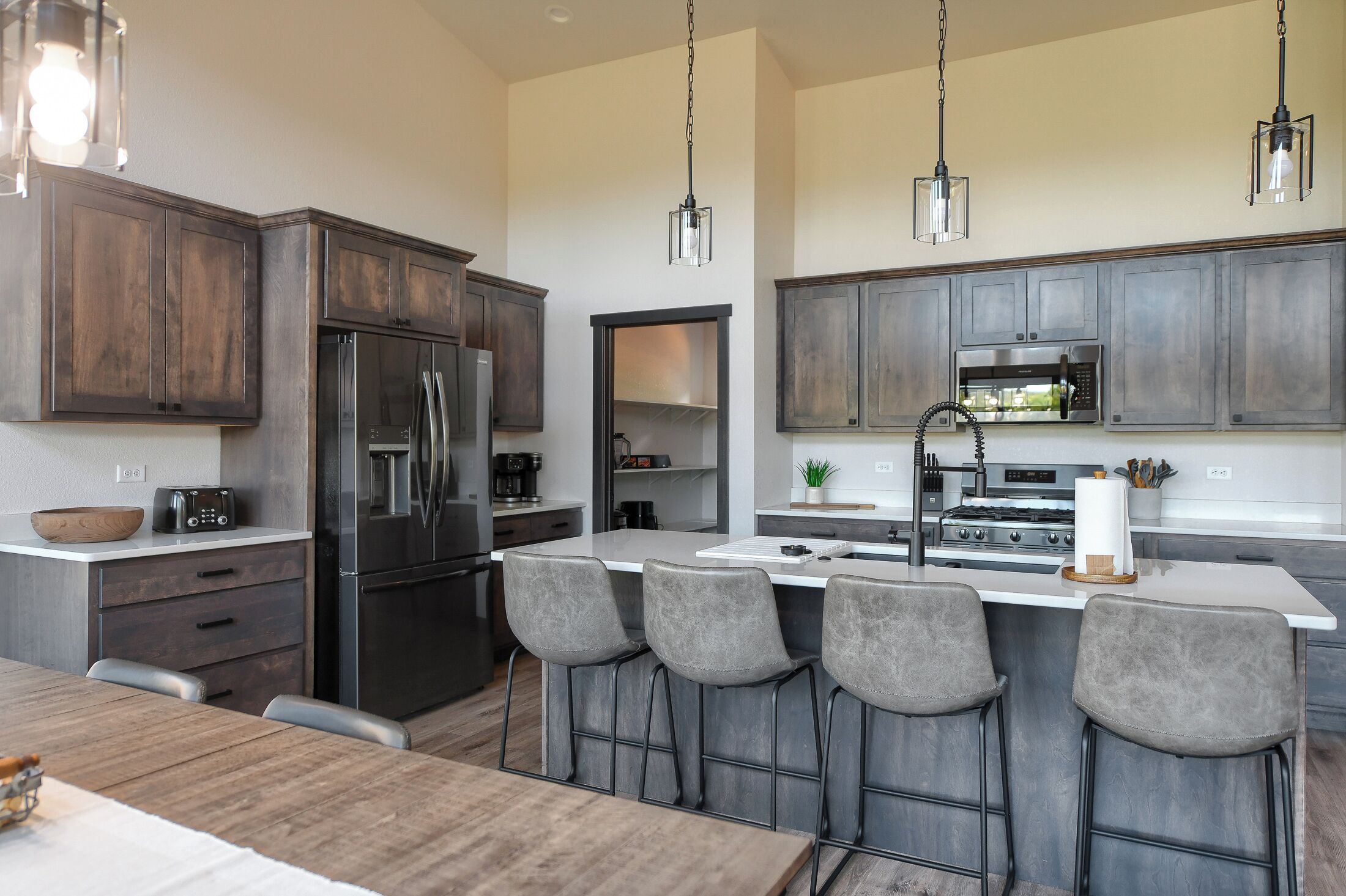 Refrigerador, microondas, horno y parrilla de estufa 