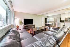 Interior - 14 Mi to Dtwn Seattle: Sleek Home w/ Large Yard (Renton)