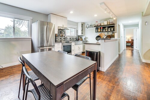 14 Mi to Dtwn Seattle: Sleek Home w/ Large Yard