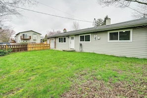 Interior - 14 Mi to Dtwn Seattle: Sleek Home w/ Large Yard (Renton)