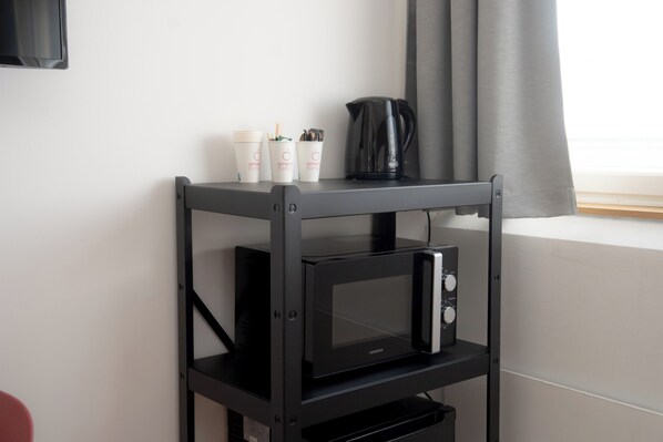 Frigobar y microondas 