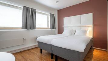 Quarto família (Shared Shower/Bathroom) | Espaço de trabalho para notebook, Wi-Fi de cortesia, roupa de cama