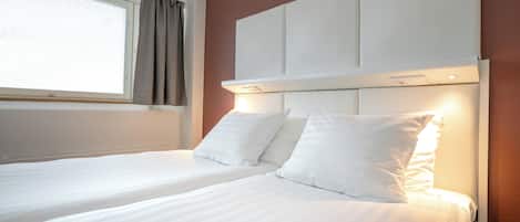 Espacio para trabajar con laptop, wifi gratis y ropa de cama