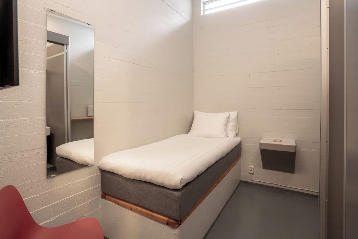 Single Cell Room (Shared Shower)