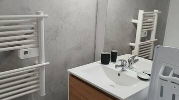 Serviettes fournies, savon, papier toilette