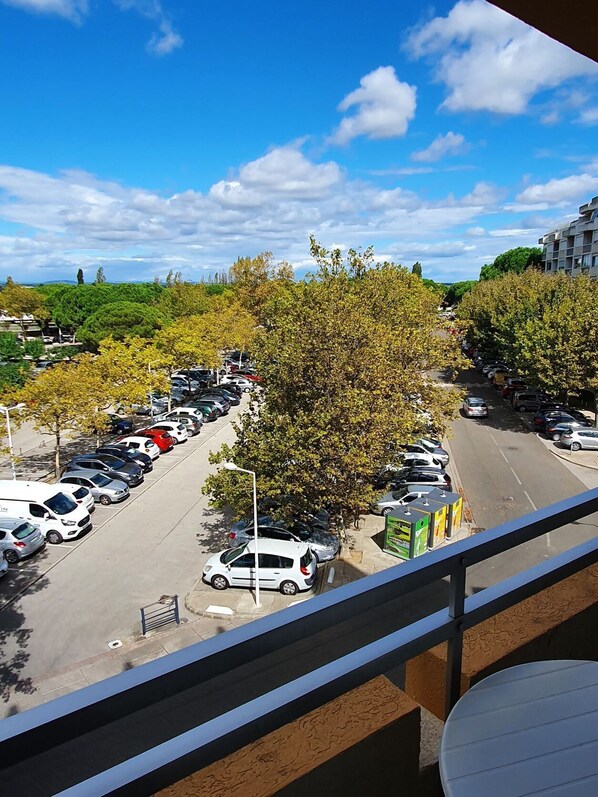 المنطقة المحيطة بالمنشأة