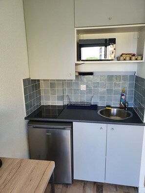 ثلاجة، ميكروويف، موقد طهي مسطح، ماكينة لصنع القهوة/الشاي