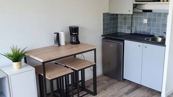 冷蔵庫、電子レンジ、コンロ、コーヒー / ティーメーカー