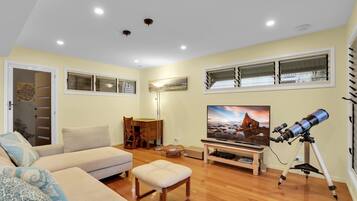 电视、DVD 播放器、书