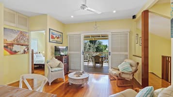 Télévision, lecteur de DVD, livres