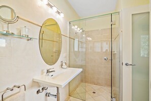 Shower, towels - Escape to your own piece of paradise at Point Lookout. (Point Lookout)