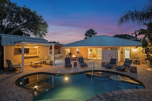 A heated pool - ⭐Home with Private Pool, Only 2 Blocks to Beach-Evergreen⭐ (New Smyrna Beach)