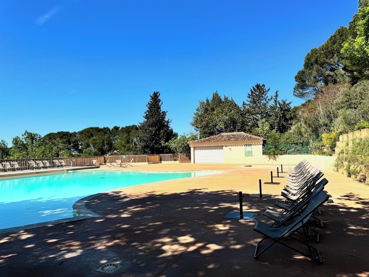 Piscina externa sazonal, guarda-sóis, espreguiçadeiras