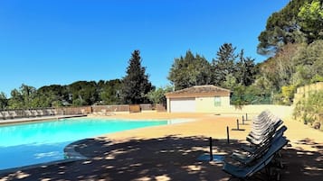 Piscina externa sazonal, guarda-sóis, espreguiçadeiras