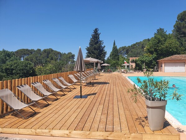 Piscine extérieure (ouverte en saison), parasols de plage