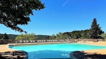 Piscine extérieure (ouverte en saison), parasols de plage
