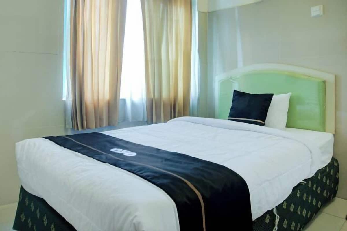 Premium bedding, desk, free WiFi, bed sheets