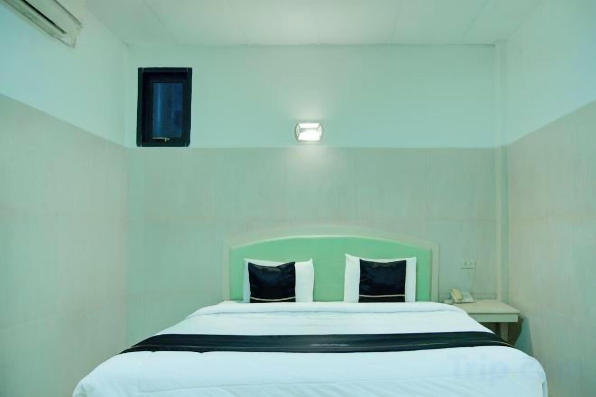 Premium bedding, desk, WiFi (free), bed sheets