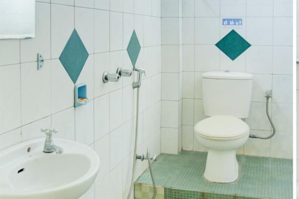 Shower, free toiletries, slippers, bidet
