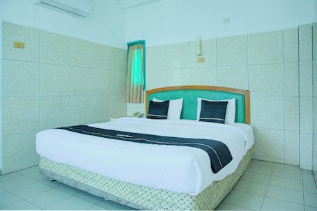 Standard Suite | Premium bedding, desk, free WiFi, bed sheets. Townhouse Oak Palembang Near Jembatan Ampera Formerly Azzura Hotel