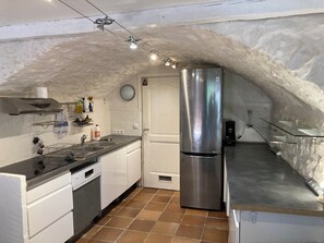 Oven, stovetop, dishwasher - Quiet village house close to river and walks (Coaraze )