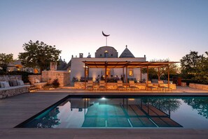 A poolside area with a covered seating area and a pool. - Casa Badra by Boutique (Martina Franca)