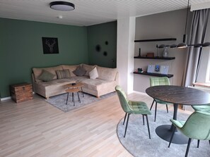 Interior - River view! modern vacation apartment with balcony, at the cycle path Fulda+Weser (Staufenberg)