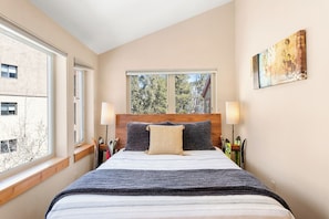 5 bedrooms, iron/ironing board, travel crib, free WiFi - Rare 5 bedroom Steps From Peak 9/MainSt; Hot Tubs (Breckenridge)