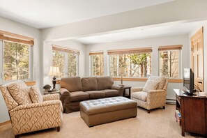 Una televisión, una chimenea