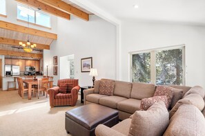 Una televisión, una chimenea