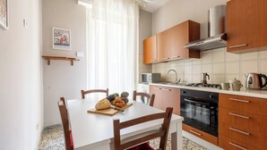 Coffee/tea maker, fridge, microwave, oven - Station & Go - Two Bedroom Apartment, Sleeps 4 (Pisa)