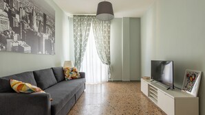 Smart TV - Station & Go - Two Bedroom Apartment, Sleeps 4 (Pisa)