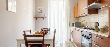 ثلاجة، ميكروويف، فرن، موقد طهي مسطح