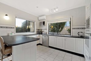 Fridge, microwave, oven, stovetop - Fairhaven (Mount Martha)