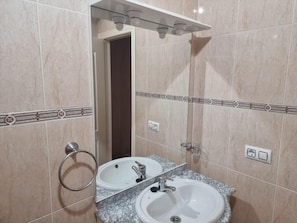 A bathroom with two sinks, a towel ring, and a mirror. - CT 384 AL - Vera Apart - Naturaworld  (Vera)