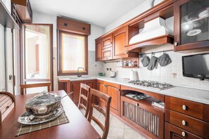 Fridge, oven, stovetop, dishwasher - Ganden's Flat - One Bedroom Apartment, Sleeps 3 (Modena)