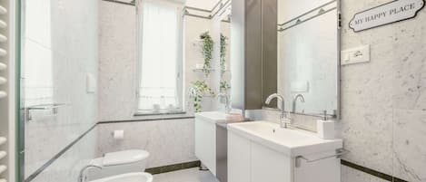 Dusche, Haartrockner, Bidet, Handtücher