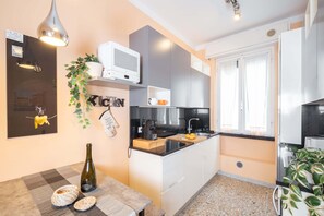 Fridge, microwave, oven, stovetop - Shamatha Apartment - Two Bedroom Apartment, Sleeps 6 (Pisa)