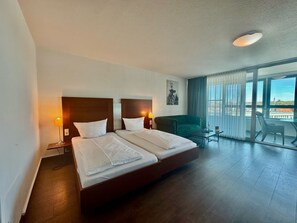 Chambre Classique Double ou avec lits jumeaux, vue ville | Bureau, espace de travail pour ordinateur portable, Wi-Fi gratuit