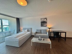 Leilighet – comfort | Skrivebord, skrivebord for bærbar PC, wi-fi (inkludert) og sengetøy