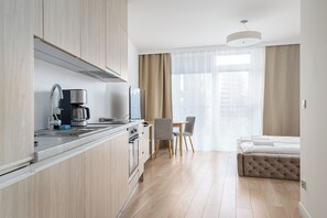 Studio Suite | Private kitchenette | Fridge, cookware/dishes/utensils