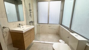 Douche, articles de toilette écologiques, sèche-cheveux