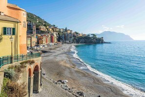 A coastal town with a beach, buildings, and a clear sky. - Spacious Apartment In Sori With Terrace (Sori)