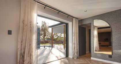 Spacious 5-bedroom family friendly house with Wi-Fi, AC in superb Stellenbosch