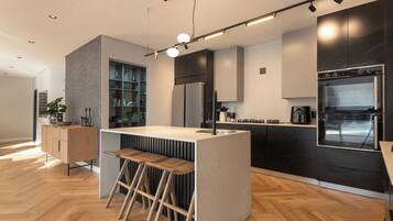 Refrigerador, microondas, horno y parrilla de estufa