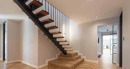 Spacious 5-bedroom family friendly house with Wi-Fi, AC in superb Stellenbosch