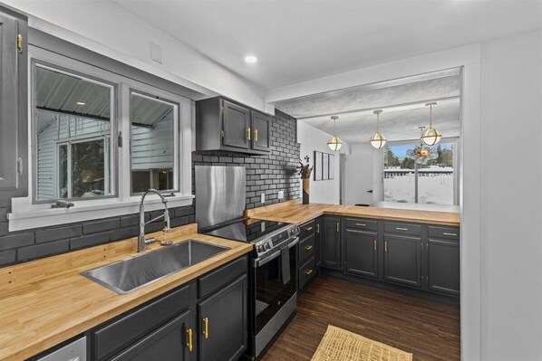 Fridge, oven, stovetop, dishwasher