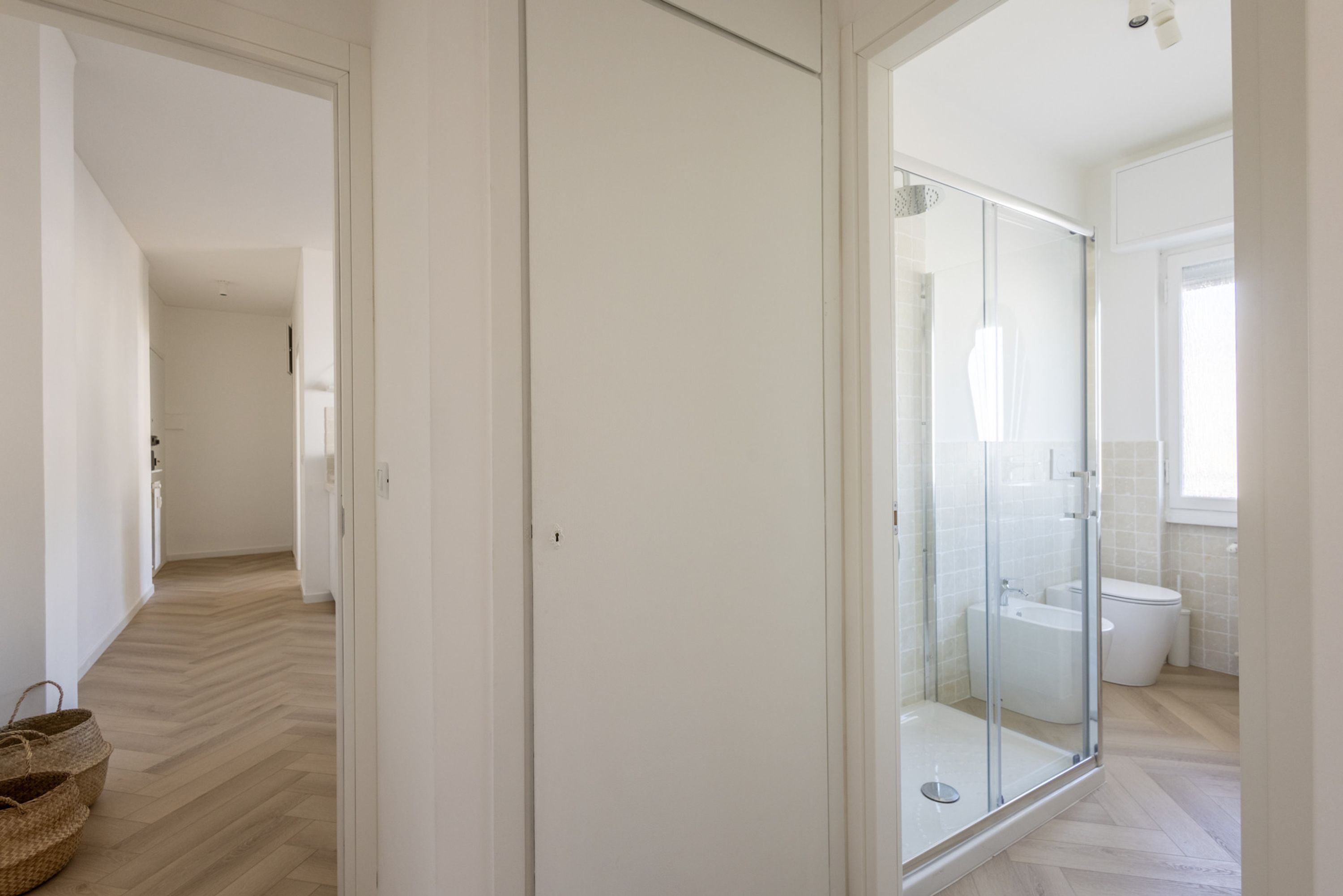 Un baño moderno con cabina de ducha de vidrio, inodoro y bidé.
