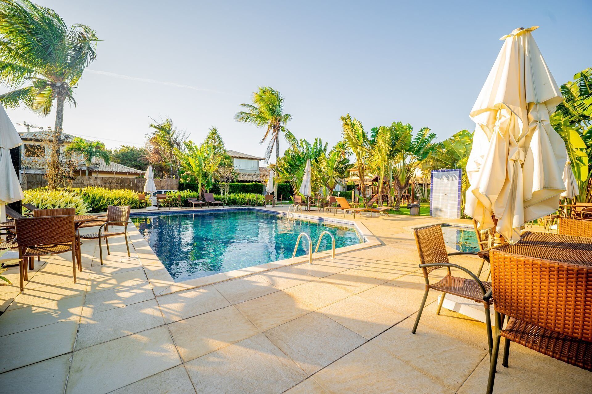 Deluxe villa, 5 slaapkamers, airconditioning | Zwembad | Een buitenzwembad, parasols bij het zwembad en ligstoelen